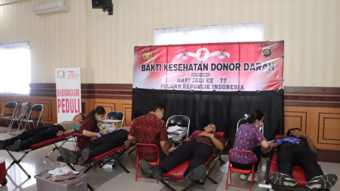 Puluhan personel Polwan Polresta Denpasar bersama tim Dokkes menggelar donor darah di Gedung Serbaguna Lantai III Polresta Denpasar, pada Selasa (26/8/2025)