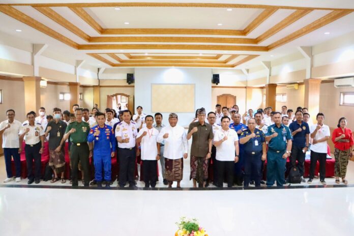 Sekda Kota Denpasar, Ida Bagus Alit Wiradana saat membuka Bimbingan Teknis (Bimtek) Operator Angkutan Laut Pelabuhan Pengumpan Lokal Tahun 2025, di Gedung Shanti Graha Denpasar, Kamis (28/8/2025)