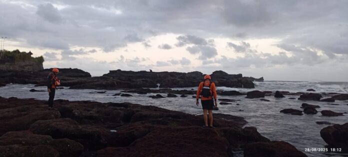 Tim Basarnas tengah melakukan pencaharian terhadap 3 warga yang terseret arus deras di Pantai Mengening, Desa Cemangi, Kecamatan Mengwi, Badung, pada Kamis (28/8/2025)