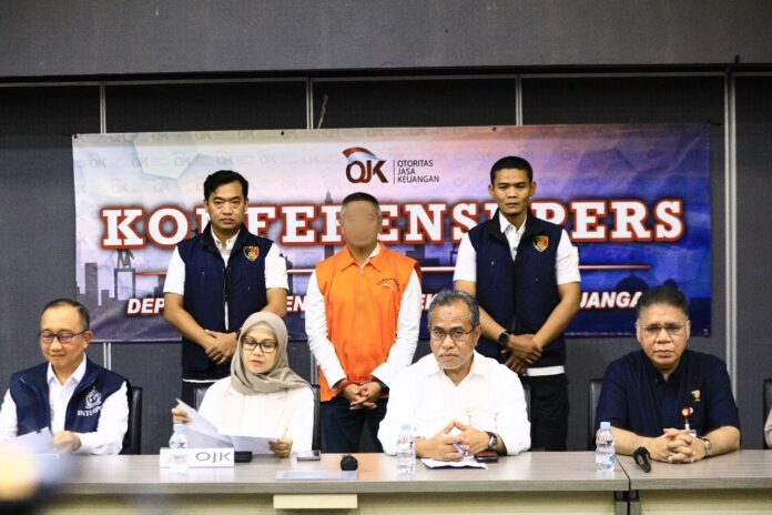 Pelaku investasi ilegal AG (rompi orange) berhasil dipulangkan dari Qatar setelah ditetapkan sebagai tersangka kasus penghimpunan dana masyarakat tanpa ijin