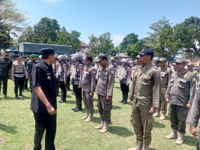 Bupati Karangasem Gusti Putu Parwata meninjau gelar pasukan gabungan untuk giat pengamanan wilayah Karangasem