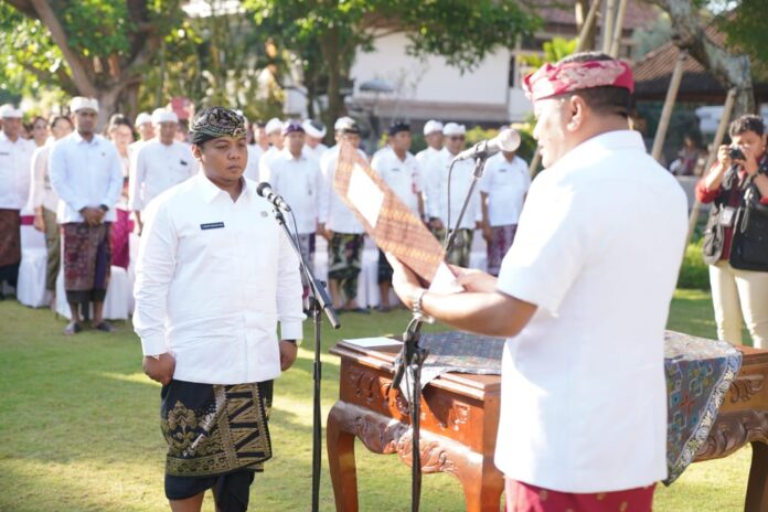 Bupati Mahayastra lantik Gus Bem sebagai Sekda Gianyar mengantikan Dewa Alit Mudiarta yang memasuki masa pensiun