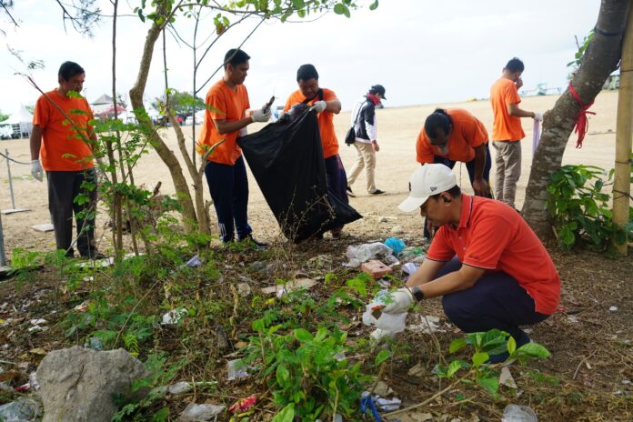 Pegawai PLN UP2D Bali menggelar kegiatan bersih pantai di kawasan Pantai Mertasari, Desa Sanur, Denpasar, pada Jumat (29/8/2025)