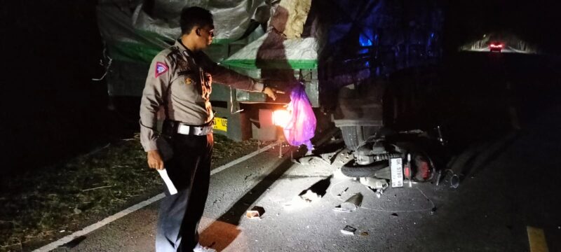 Tabrak Truk Parkir, Pemotor Asal Desa Banyupoh MD