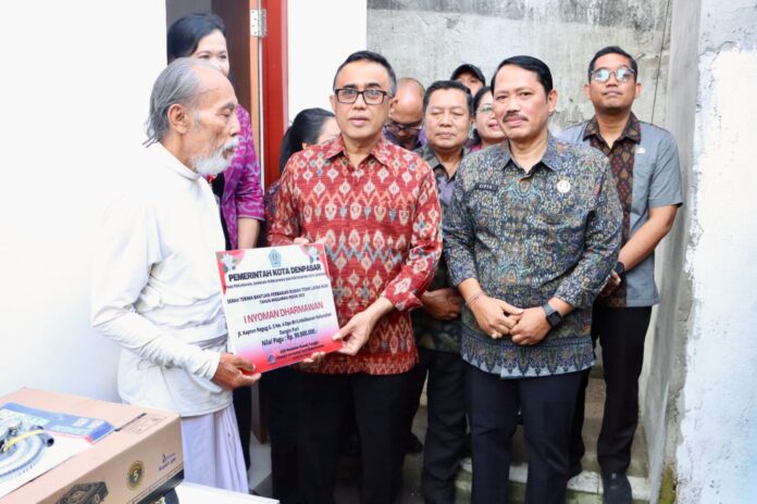 Wali Kota Denpasar, I Gusti Ngurah Jaya Negara saat menyerahkan bantuan bedah rumah atau bantuan rumah layak huni, kepada keluarga I Nyoman Dharmawan di Lingkungan Abasan Kelurahan Dangin Puri, Selasa (2/9/2025)