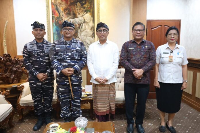 Wali Kota Denpasar, I Gusti Ngurah Jaya Negara, menerima silaturahmi Komandan Pangkalan TNI Angkatan Laut (Lanal) Denpasar, Kolonel Laut (P) Cokorda G.P. Pemayun, S.H., M.Sc., M.Tr.Hanla bersama Palaksa Lanal Denpasar, Letkol Laut (P) I Gede Padang Suryawan, S.E., M.Tr.Opsla di Kantor Wali Kota Denpasar, Rabu (3/9/2025)