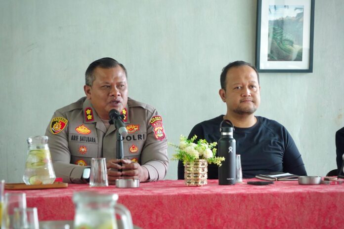Wakil Bupati Badung Bagus Alit Sucipta bersama Kapolres Badung AKBP M. Arif Batubara beserta jajarannya menggelar tatap muka dengan Aliansi Badan Eksekutif Mahasiswa (BEM) Kabupaten Badung dan Lembaga Swadaya Masyarakat (LSM) Jarak Bali yang berlangsung di Restoran Sunfield, Desa Darmasaba, Abiansemal, Jumat (5/9/2025)