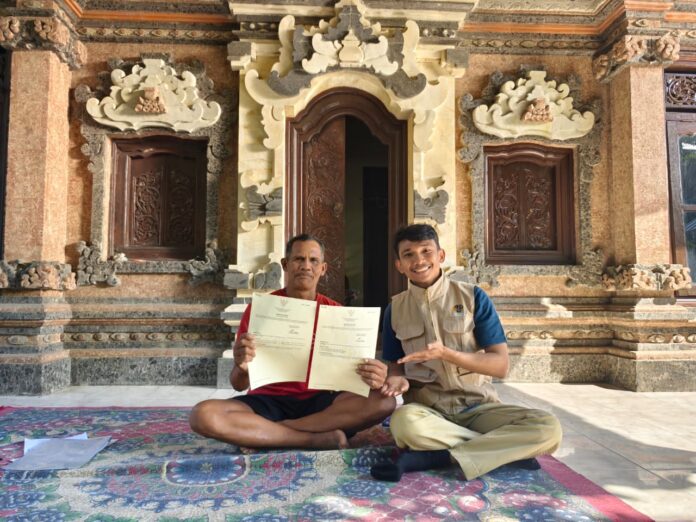 Tim Kantah Karangasem menyerahkan langsung sertifikat kepada pemohon atas nama I Wayan Kasiarta, warga Desa Bunutan, Kecamatan Abang, Kabupaten Karangasem, pada Kamis (11/9/2025)