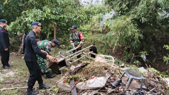 Personel Polri dan TNI melaksanakan kerja bakti bersih-bersih lokasi bencana, pada Jumat (12/9/2025)