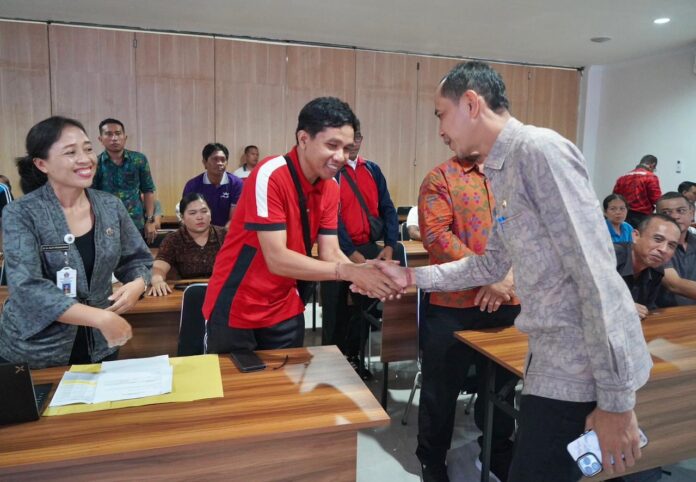 Wabup Tjok Surya didampingi Kepala BKPSDM Klungkung, Ida Bagus Wirawan Adi Putra, saat memberikan arahan kepada sejumlah pegawai non-ASN di Ruang Rapat Inspektorat Daerah Kabupaten Klungkung, Jumat (12/9/2025)