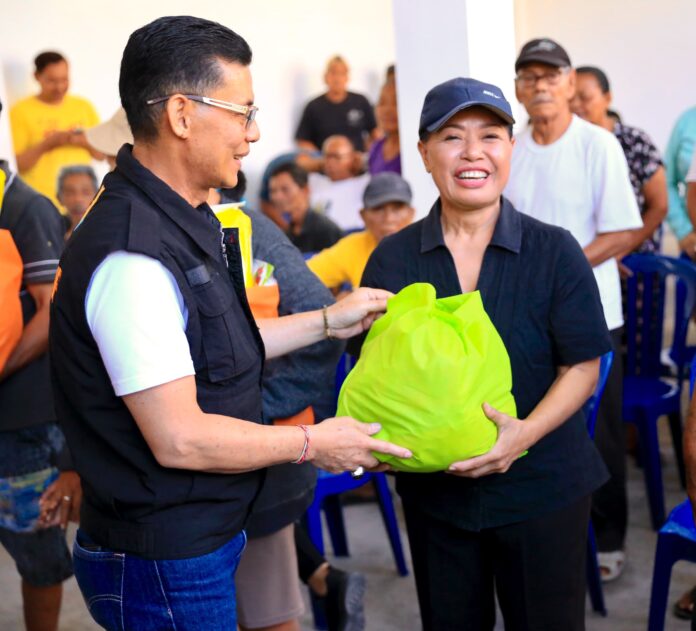 Bupati Klungkung, I Made Satria menyerahkan paket sembako kepada masyarakat desa Kusamba, Sabtu (13/9/2025)