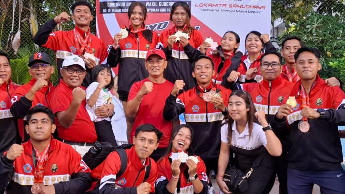 Wakil Bupati Buleleng, Gede Supriatna bersama Tim Tenis Kontingen Kabupaten Buleleng di Porprov Bali 2025