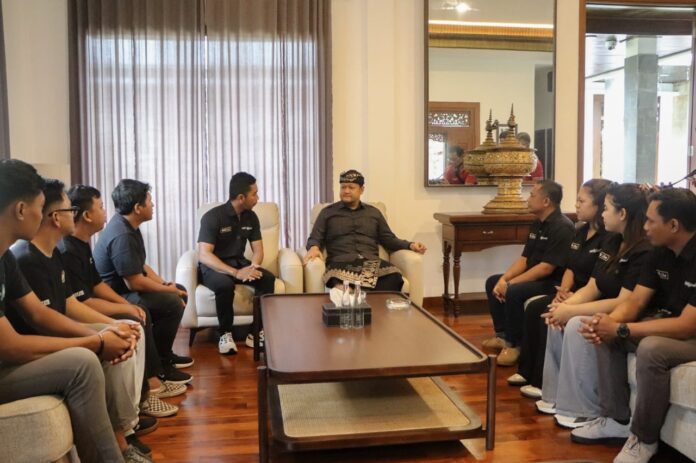 Wabup Badung Bagus Alit Sucipta melepas keberangkatan BAM menuju Indonesia Custom Show 2025 di Yogyakarta, bertempat di Ruang Tamu Rumah Jabatan Wakil Bupati Badung, Kamis (18/9/2025)