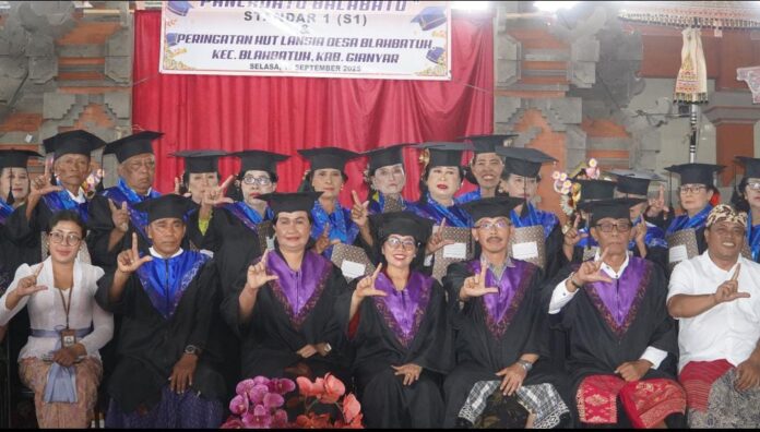 Wisuda Sekolah Lansia “Wreda Panca Datu Balabatuh” Desa Blahbatuh, Kecamatan Blahbatuh, Kabupaten Gianyar, Bali.