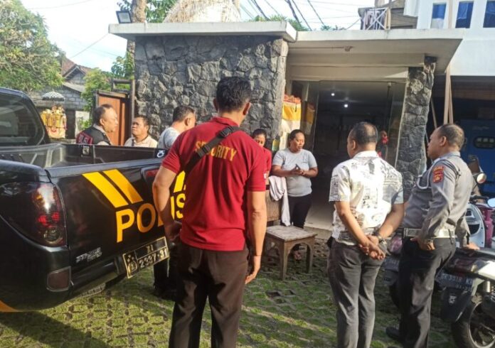 Tim Polsek Sukawati mengevakuasi wisatawan AS yang kerap depresi dari sebuah villa di kawasan Ketewel