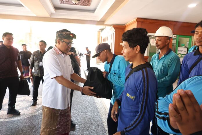 Penyerahan secara simbolis bantuan sembako para petugas kebersihan sungai yang tergabung dalam Pasukan Biru atau Pasukan Program Kali Bersih (Prokasih)