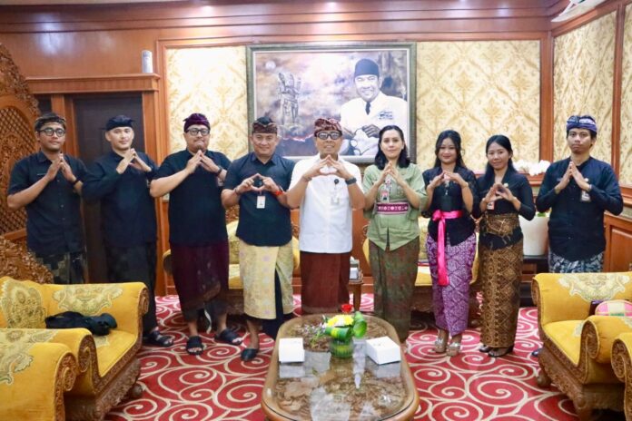 Plt. Kepala Dinas Perpustakaan dan Kearsipan Kota Denpasar, Cokorda Gede Partha Sudarsana saat melaksanakan audiensi di hadapan Wakil Wali Kota Denpasar, I Kadek Agus Arya Wibawa, bertempat di Kantor Wali Kota Denpasar