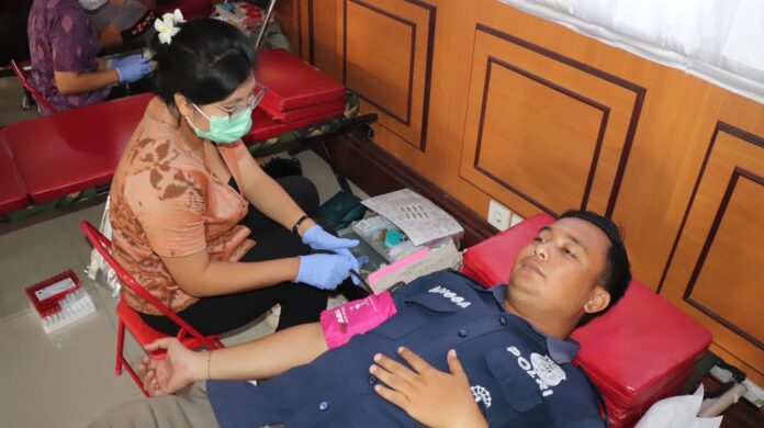 Seksi Humas Polresta Denpasar menggelar donor darah di Gedung Pesat Gatra Lantai III Polresta Denpasar, pada Rabu (22/10/2025)
