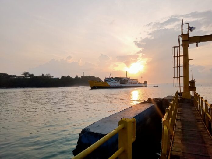 KMP Rodhita kandas menjelang Pelabuhan Padangbai akibat air laut surut