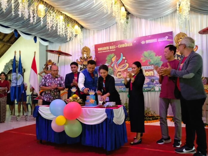 Monarch Candidasa merayakan hari jadi ke 16. LPK yang telah mencetak banyak SDM industri pariwisata itu terus berinovasi untuk mencetak tamatan yang kompeten dan siap bersaing