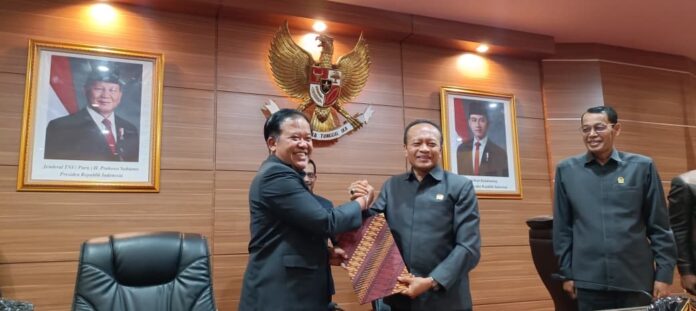 Ketua DPRD Bangli I Ketut Suastika bersama bupati Sedana Artha saat penyerahan dokumen penetapan RAPBD 2026 menjadi Perda