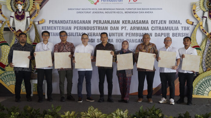 Puluhan IKM (Industri Kecil & Menengah) di Kabupaten Jembrana menerima bantuan keramik