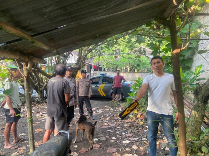 Warga mengerumuni tempat parkir motor korban yang hilang digasak maling