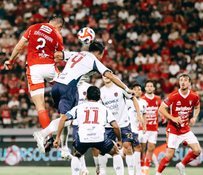Duel Agresif Tanpa Gol, Bali United Tahan Imbang Persita Tangerang 0-0 Pertandingan pekan ke-10 BRI Super League mempertemukan Bali United vs Persita Tangerang yang berlangsung di Stadion Kapten I Wayan Dipta. (Sumber foto: Instagram/Bali United)