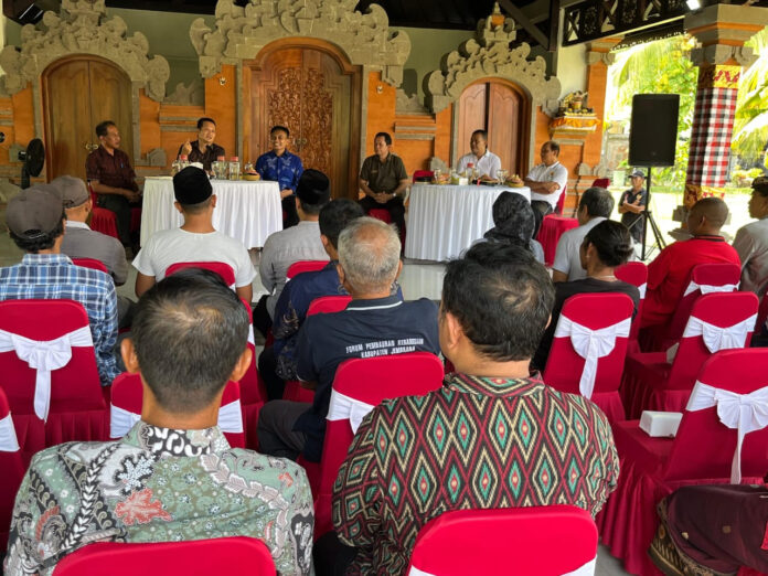 Bupati Jembrana, I Made Kembang Hartawan dan Wabup Jembrana, I Gede Ngurah Patriana Krisna menyerahkan aset yang terlanjut digunakan oleh masyarakat baik untuk kantor desa, sekolah, tempat ibadah, dan lain-lain