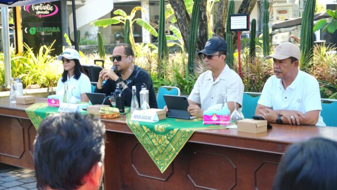 Wabup Badung Bagus Alit Sucipta saat memberikan pengarahan dalam validasi dan simulasi penerbitan NPWPD dan NOPD di Desa Tibubeneng, Kecamatan Kuta Utara, Jumat (3/10/2025)