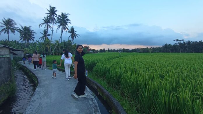 Suasana sore di Desa Batuan, Kecamatan Sukawati, berubah meriah saat pemerintah desa resmi meluncurkan Program Puspa Aman Sehat Bahagia, Minggu (5/10/2025)