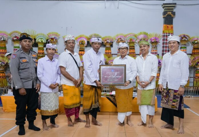 Bupati Badung I Wayan Adi Arnawa menghadiri Karya Nyatur Padudusan Alit di Pura Ulun Siwi, sekaligus menyerahkan bantuan hibah tanah, hibah perubahan tahun 2025, dan punia kepada Banjar Kedampal, Kamis (9/10/2025)