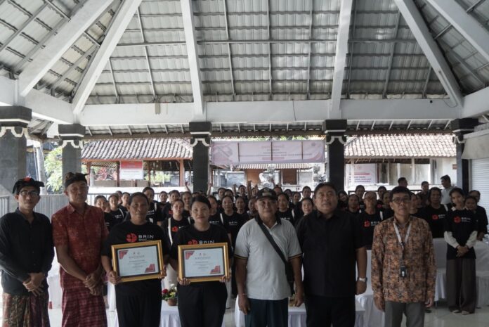 Anggota DPR RI Nyoman Parta saat hadir membuka Bimtek pengolahan hasil ikan laut di Banjar Tanahampo, Ulakan, Manggis, Karangasem