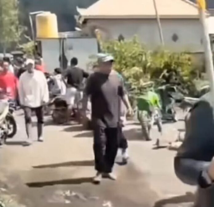 Nampak kerumunan warga pascakejadian berdarah di Desa Songan, Kintamani