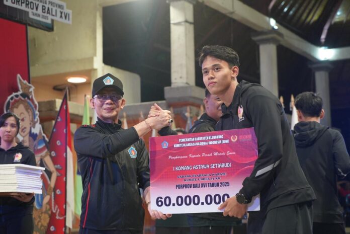 Bupati Klungkung, I Made Satria saat menyerahkan bonus kepada atlet Kontingen Klungkung peraih medali emas di Porprov Bali
