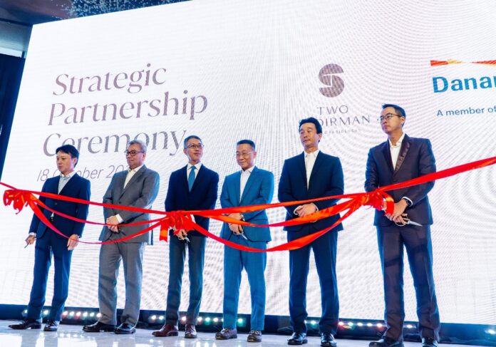 Seremoni pemotongan pita oleh (Kiri ke kanan): Manabu Kurita, Direktur PT Central Sudirman Development; Hendra Lubis, Presiden Direktur, PT Central Sudirman Development; Yasuaki Oda, Presiden Direktur, PT Mitsubishi Estate Indonesia; Dadi Budiana, Direktur Manajemen Risiko, PT Bank Danamon Indonesia Tbk; Toshiya Shobayashi, Executive Officer Business Collaboration, PT Bank Danamon Indonesia Tbk; dan Enriko Sutarto, Consumer Lending Business Head, PT Bank Danamon Indonesia Tbk, dalam acara peresmian peluncuran Two Sudirman Private Residences pada Sabtu, 18 Oktober 2025 di Two Sudirman Marketing Gallery, Jakarta.