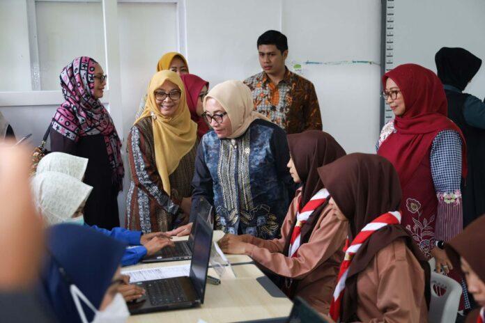 Menteri PPPA, Arifah Fauzi meninjau pelaksanaan Cek Kesehatan Gratis (CKG) di MAN 1 Jombang.