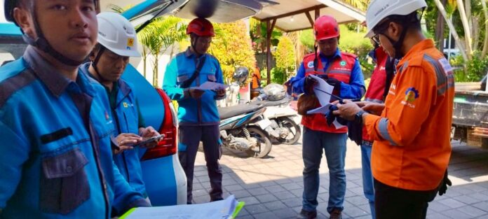 Manajer PLN UP2D Bali, Petrus Irwan Ichwansaputra (kedua dari kiri) sedang melakukan sidak K3 untuk kelengkapan administrasi dan peralatan kerja vendor pelaksana pada saat melakukan pekerjaan di GH Semawang