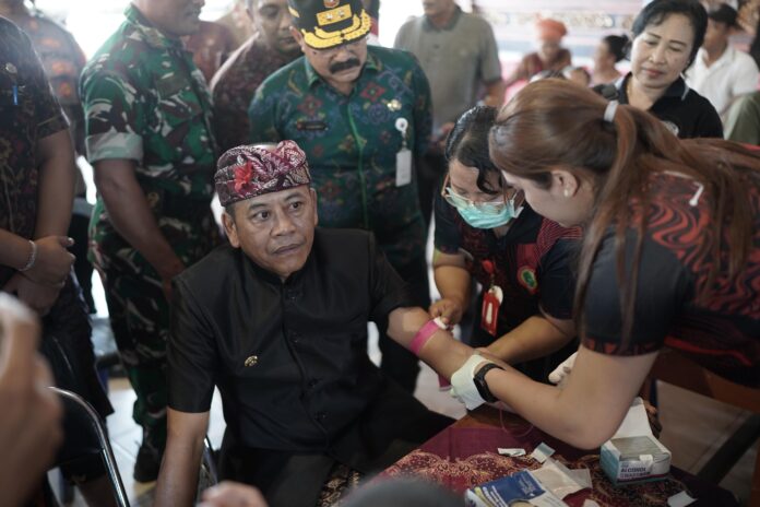 Pelaksanaan Bakti Sosial (Baksos) Kesehatan yang digelar dalam rangka peringatan Hari Kesehatan Nasional (HKN) ke-61 ini dipusatkan di Banjar Dinas Kelod, Desa Antiga, Kecamatan Manggis, pada Selasa (11/11/2025)