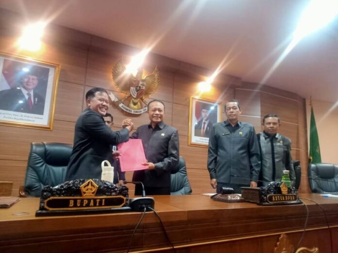 Ketua DPRD Bangli Ketut Suastika bersama Bupati Sang Nyoman Sedana Artha dalam sidang paripurna
