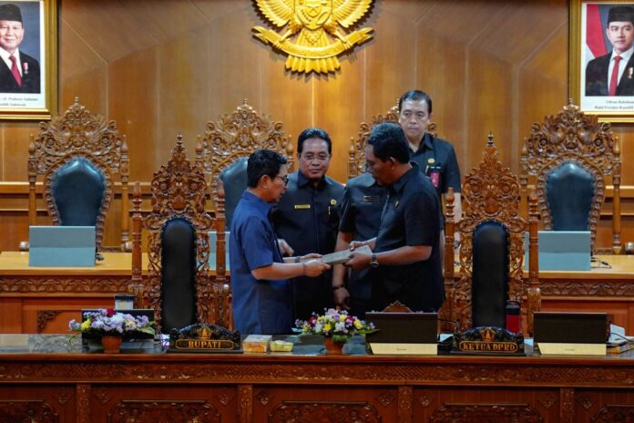 Bupati Badung Adi Arnawa menyerahkan jawaban eksekutif atas pandangan umum fraksi DPRD Badung