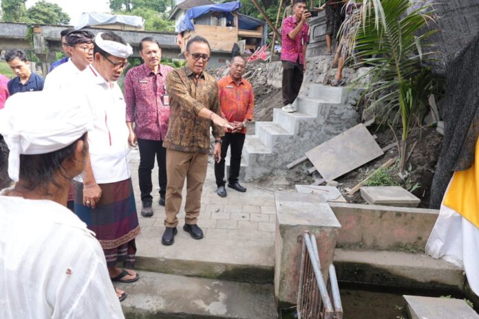 Wali Kota Denpasar, I Gusti Ngurah Jaya Negara turun langsung guna melaksanakan monitoring perbaikan dan pemulihan sejumlah Pura di Kota Denpasar yang terdampak bencana banjir