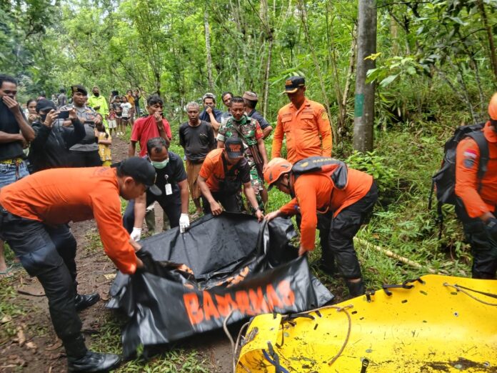 Tim SAR mengevakuasi tubuh Ni Wayan RT yang ditemukan didasar jurang