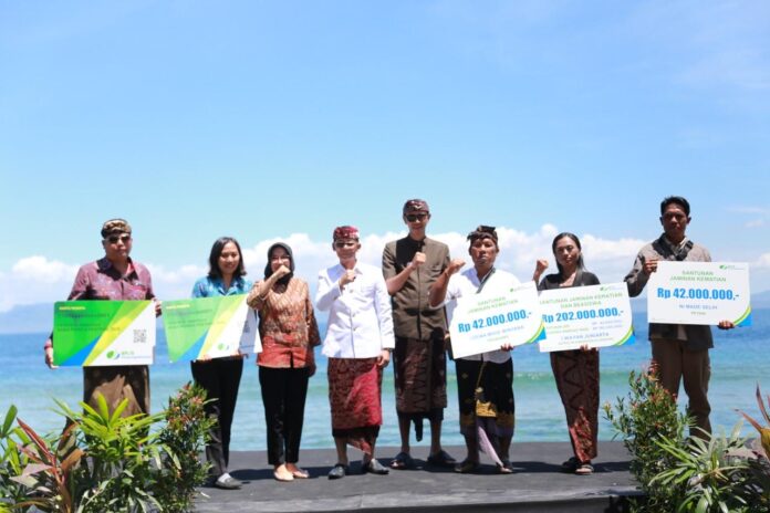 Badan Penyelenggara Jaminan Sosial Ketenagakerjaan (BPJamsostek) Bali Gianyar kembali menyerahkan manfaat jaminan sosial ketenagakerjaan dalam rangka Nusa Penida Festival ke-8 Tahun 2025
