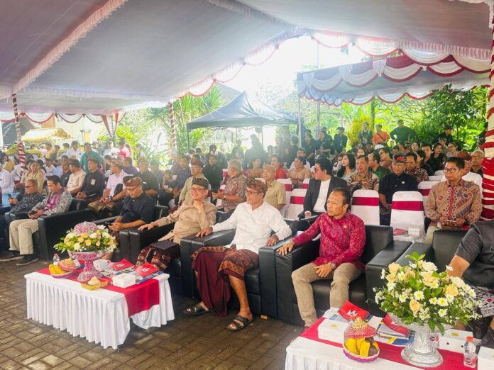 Ketua DPRD Bangli Ketut Suastika saat menghadiri pengukuhan 5 guru besar UHN I Gusti Bagus Sugriwa Denpasar