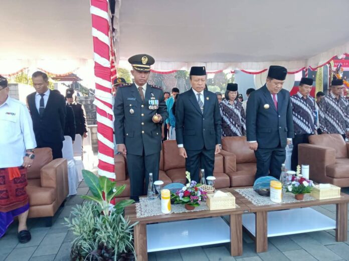 Ketua DPRD Bangli I Ketut Suastika saat menghadiri HUT Bhayangkara ke 79 di Alun alun Kota Bangli