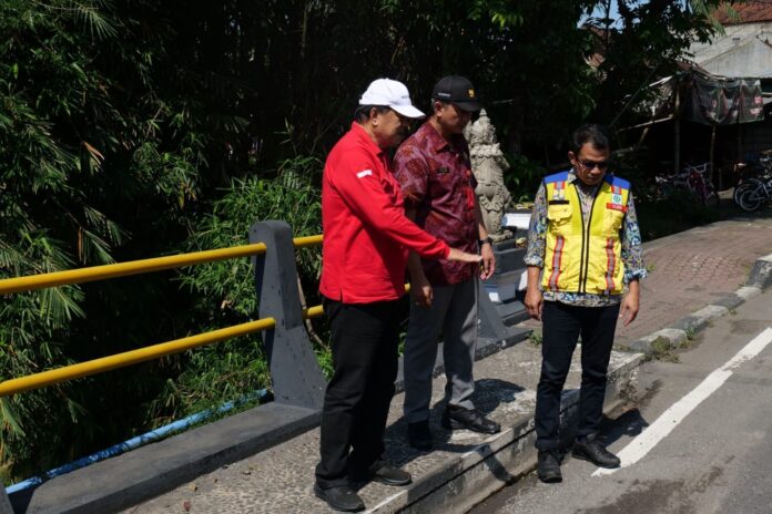 Wakil Bupati Tabanan I Made Dirga, S.Sos., bersama tim lapangan dari Dinas PUPR, unsur Forkopimcam Kediri, Perbekel setempat, serta aparat desa, turun langsung meninjau Jembatan Tukad Yeh Ge dan Tukad Yeh Sungi di Jalan Abiantuwung, Rabu (12/11/2025)