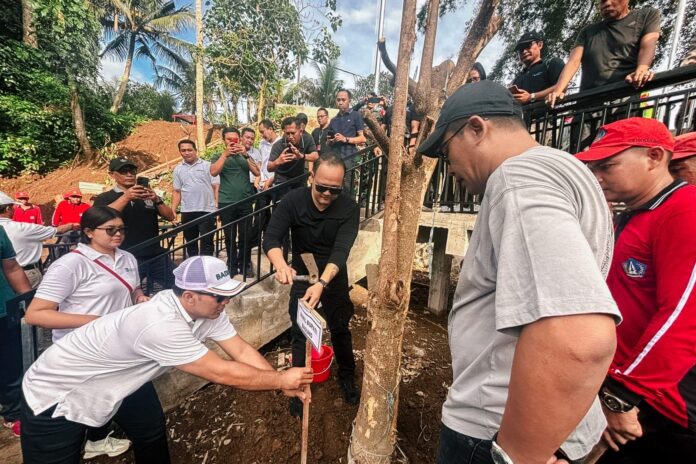 Wabup Bagus Alit Sucipta bersama Ketua GOW Nyonya Yunita Alit Sucipta pada kegiatan Gotong Royong Semesta Berencana Penanaman Pohon dan Bersih Sampah Tahap II di Jaba Pura Dalem Gede Mambal, Desa Mambal, Abiansemal, Minggu (30/11/2025)