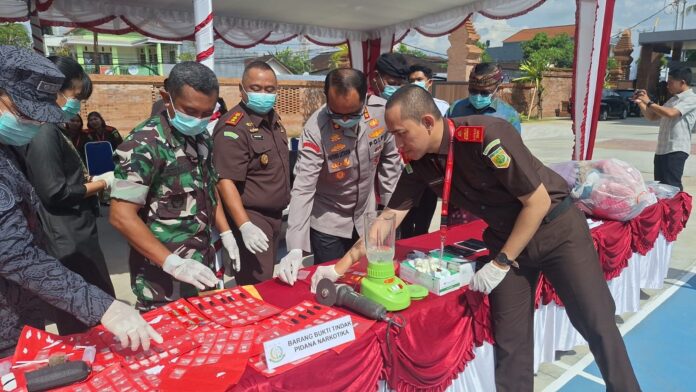 Pemusnahan barang bukti narkoba di halaman Kantor Kejari Klungkung