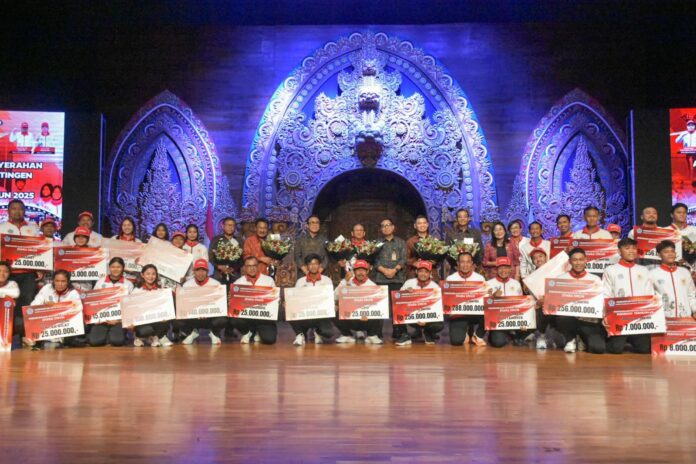 Penyerahan Dana Tali Kasih kepada atlet dan pelatih peraih medali pada Pekan Olahraga Provinsi (Porprov) Bali XVI/2025 pada acara Pembubaran Kontingen dan Penyerahan Tali Kasih/Penghargaan di Dharma Negara Alaya Kota Denpasar